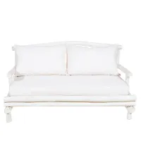 Canapea extensibilă rustică pentru ore nesfârșite de relaxare și confort.